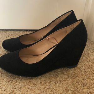 Black wedges